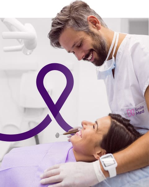 Paciente sorridente após tratamento de dentes fixos num dia na SmileMed
